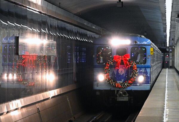 Новогодний поезд московского метро Еж3 вышел в преддверии Нового года на Таганско-Краснопресненскую линию