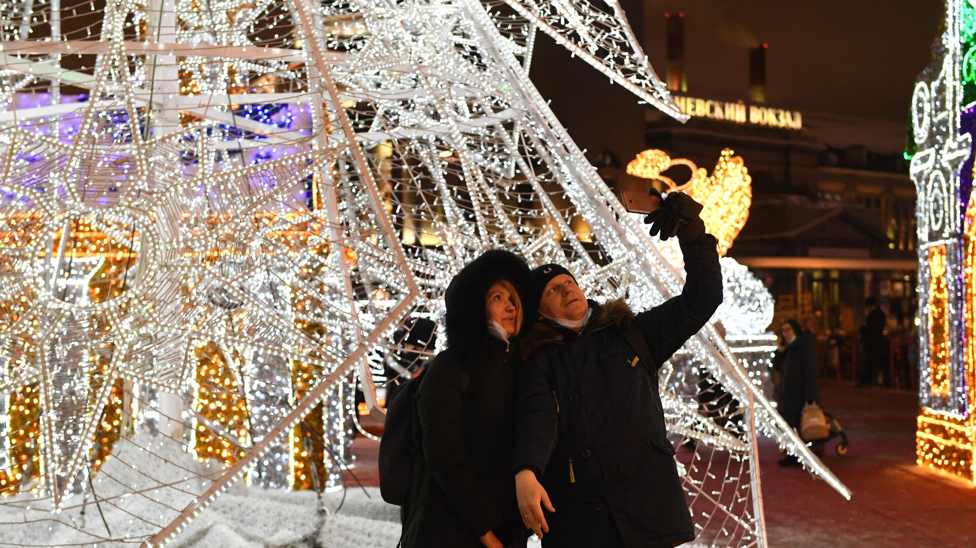 Около Киевского вокзала светящаяся инсталляция февраль 2023 год. 31 декабря ночь