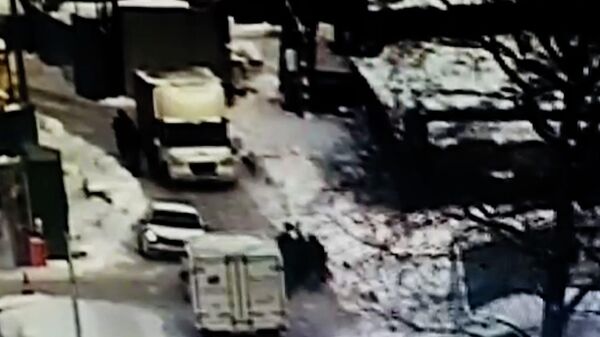 Конфликт между мужчинами около одного из торговых центров на юго-западе Москвы: видео с камер наблюдения 