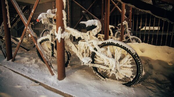 Заснеженные велосипед на улице в Якутске