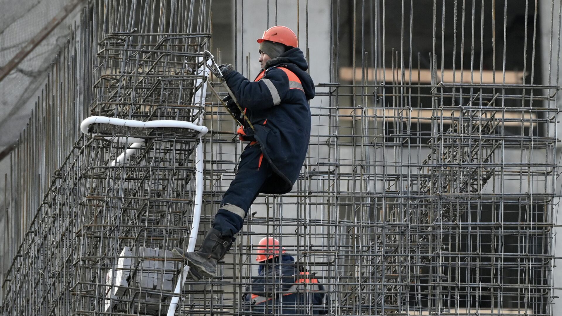 Рабочие на строительной площадке ЖК - РИА Новости, 1920, 11.04.2022