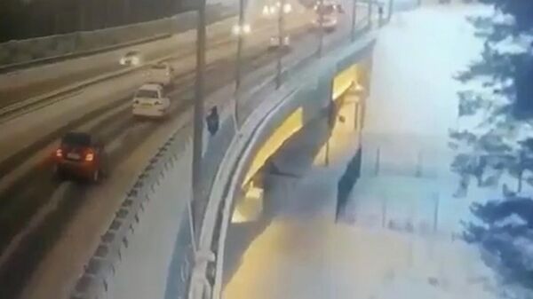 Видео с камеры наблюдений в Дубне, где накануне от обморожения умер мальчик