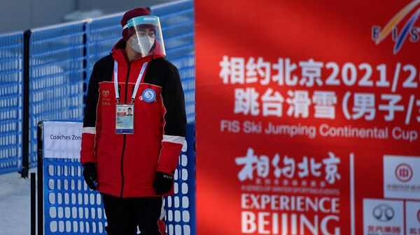 Волонтер на соревнованиях по прыжкам с трамплина в городе Чжанцзякоу в Китае