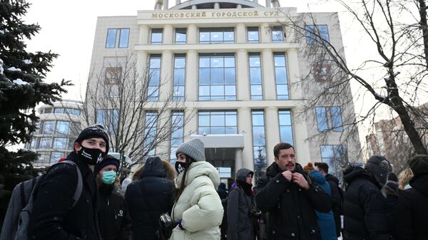 Люди у здания Мосгорсуда, где проходит рассмотрение иска о ликвидации правозащитного центра Мемориал (признан в России НКО-иноагентом)