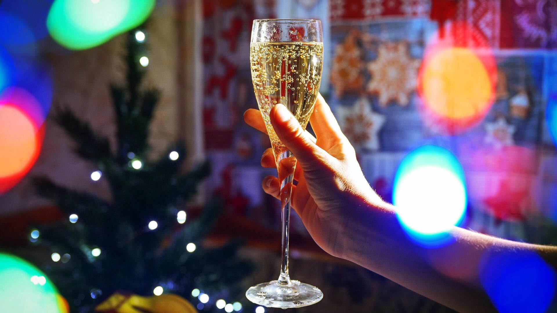 Бокал шампанского в руке празднующего Новый год - РИА Новости, 1920, 30.12.2021