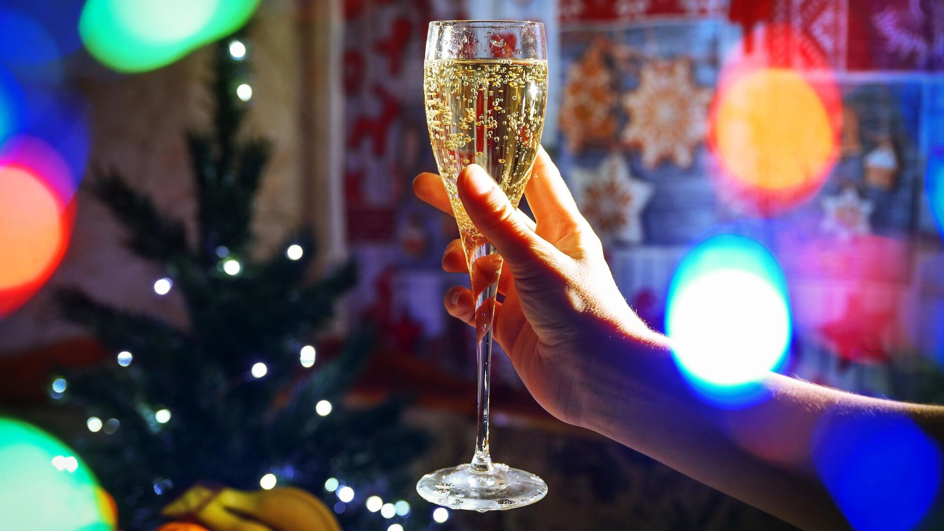 Бокал шампанского в руке празднующего Новый год - РИА Новости, 1920, 30.12.2021