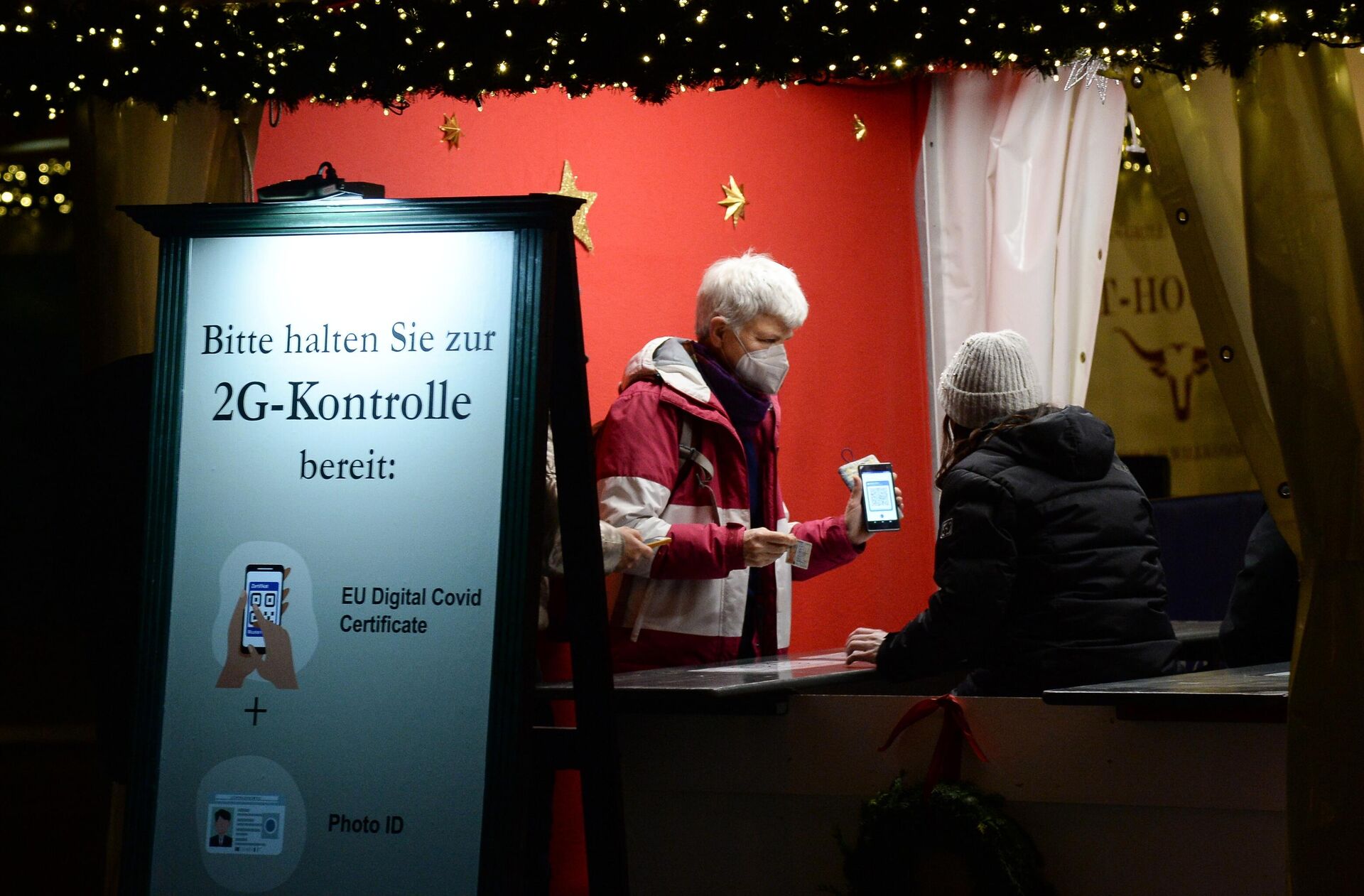 Проверка QR-кодов на входе традиционного рождественского базара на площади Жандарменмаркт в Берлине - РИА Новости, 1920, 29.12.2021