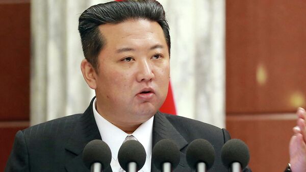 Лидер КНДР Ким Чен Ын принимает участие в пленарном заседании ЦК Трудовой партии Кореи