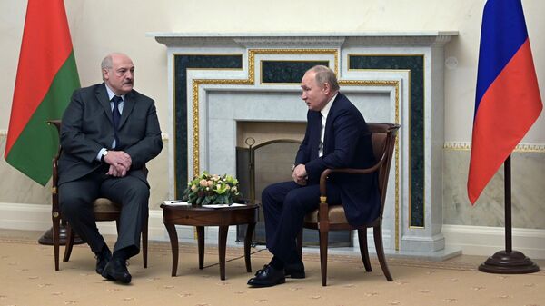 Президент России Владимир Путин и президент Белоруссии Александр Лукашенко во время встречи в Овальном зале Константиновского дворца