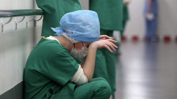 Медицинский работник в больнице, где проходят лечение пациенты c COVID-19, в городе Кольмар, Франция