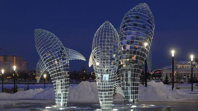 Скульптурная композиция Три кита на пешеходной набережной реки Миасс в Челябинск