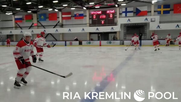 Путин и Лукашенко играют в хоккей после переговоров