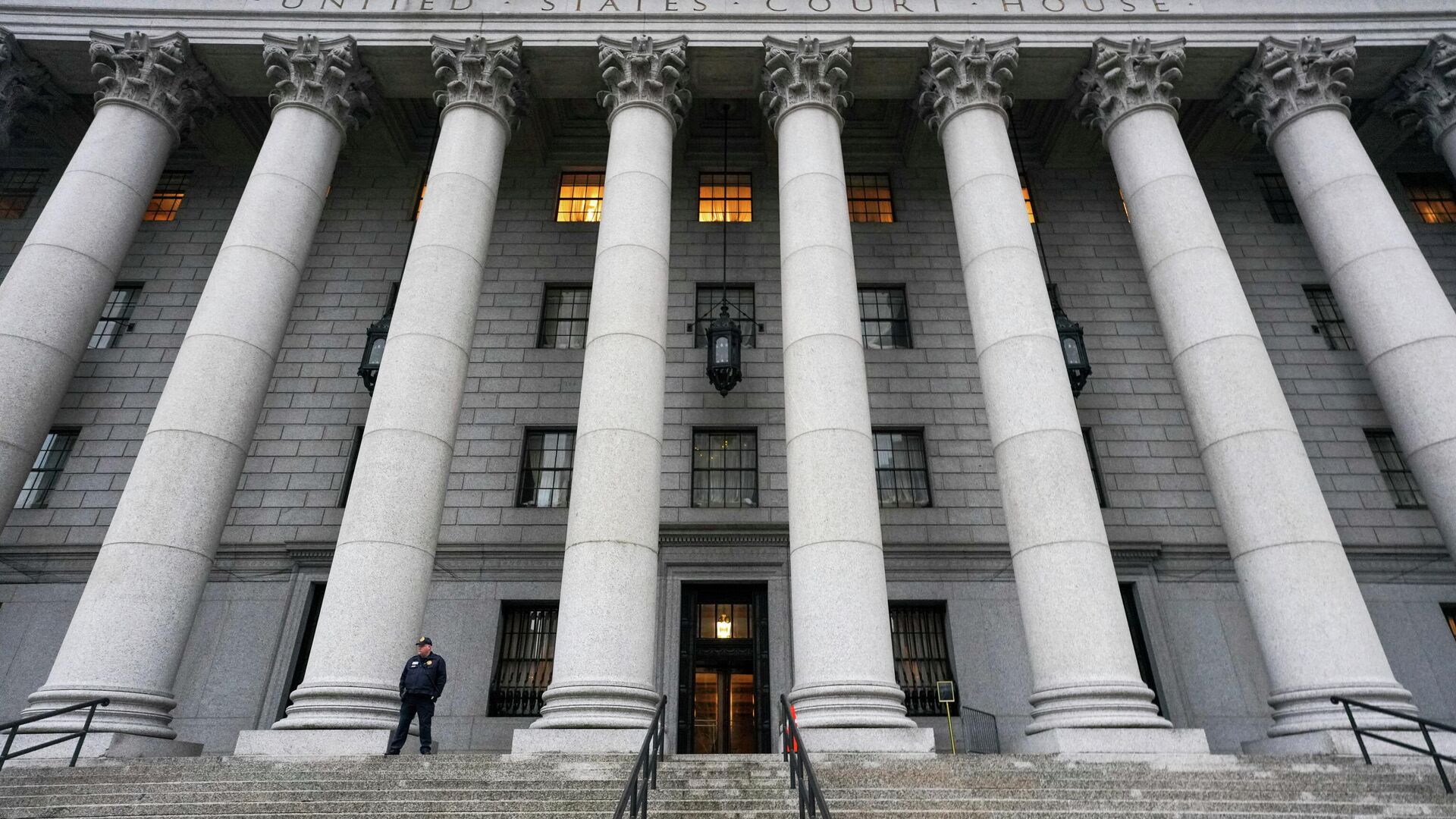 Пристав стоит перед зданием суда Соединенных Штатов, пока присяжные обсуждают дело Гилейн Максвелл - РИА Новости, 1920, 30.12.2021