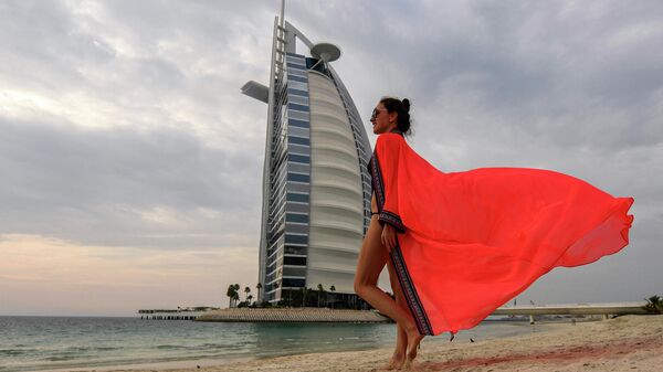 Женщина на пляже в Дубае