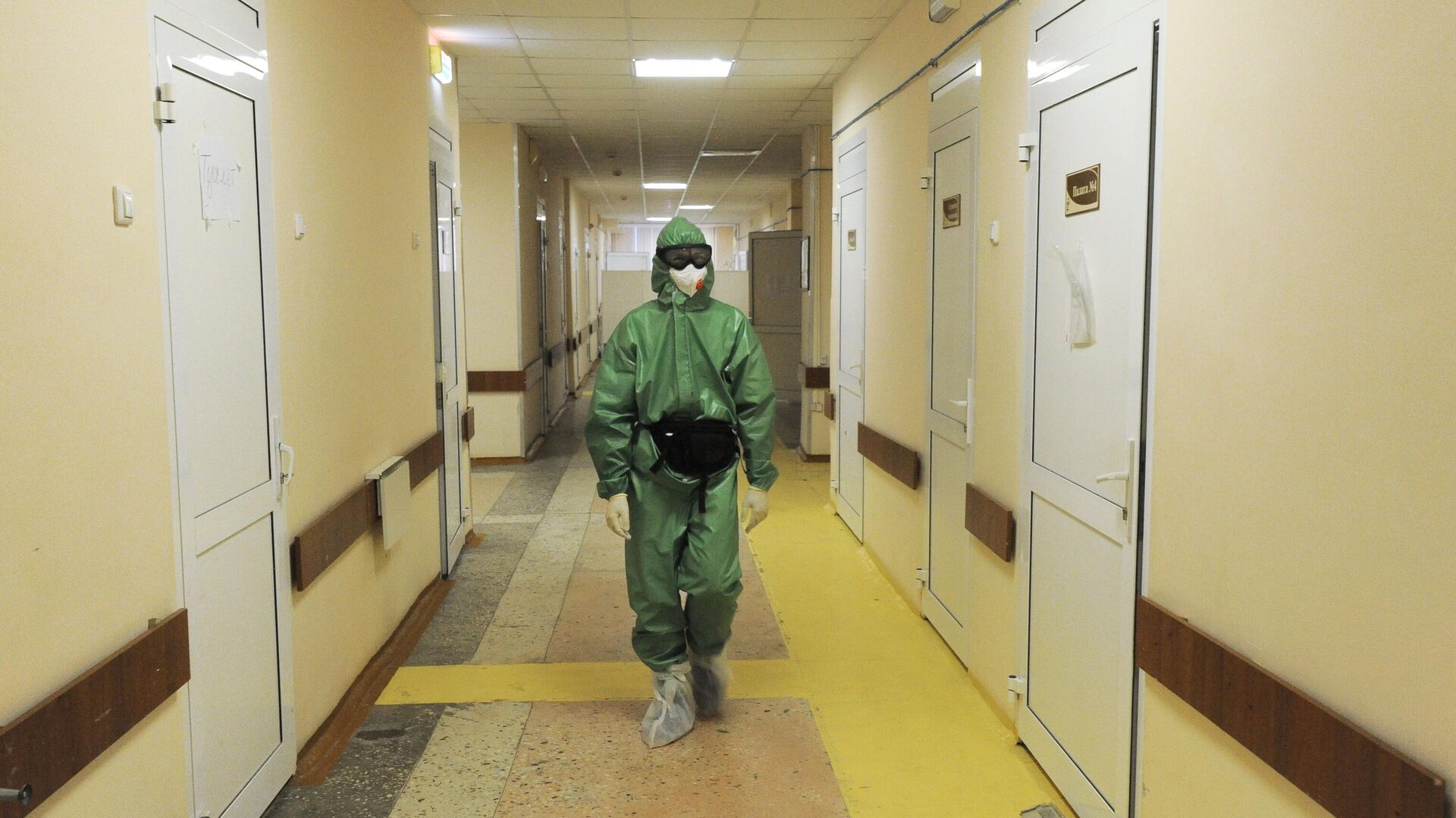 Врач в коридоре отделения для лечения пациентов с Covid-19 - РИА Новости, 1920, 20.01.2022