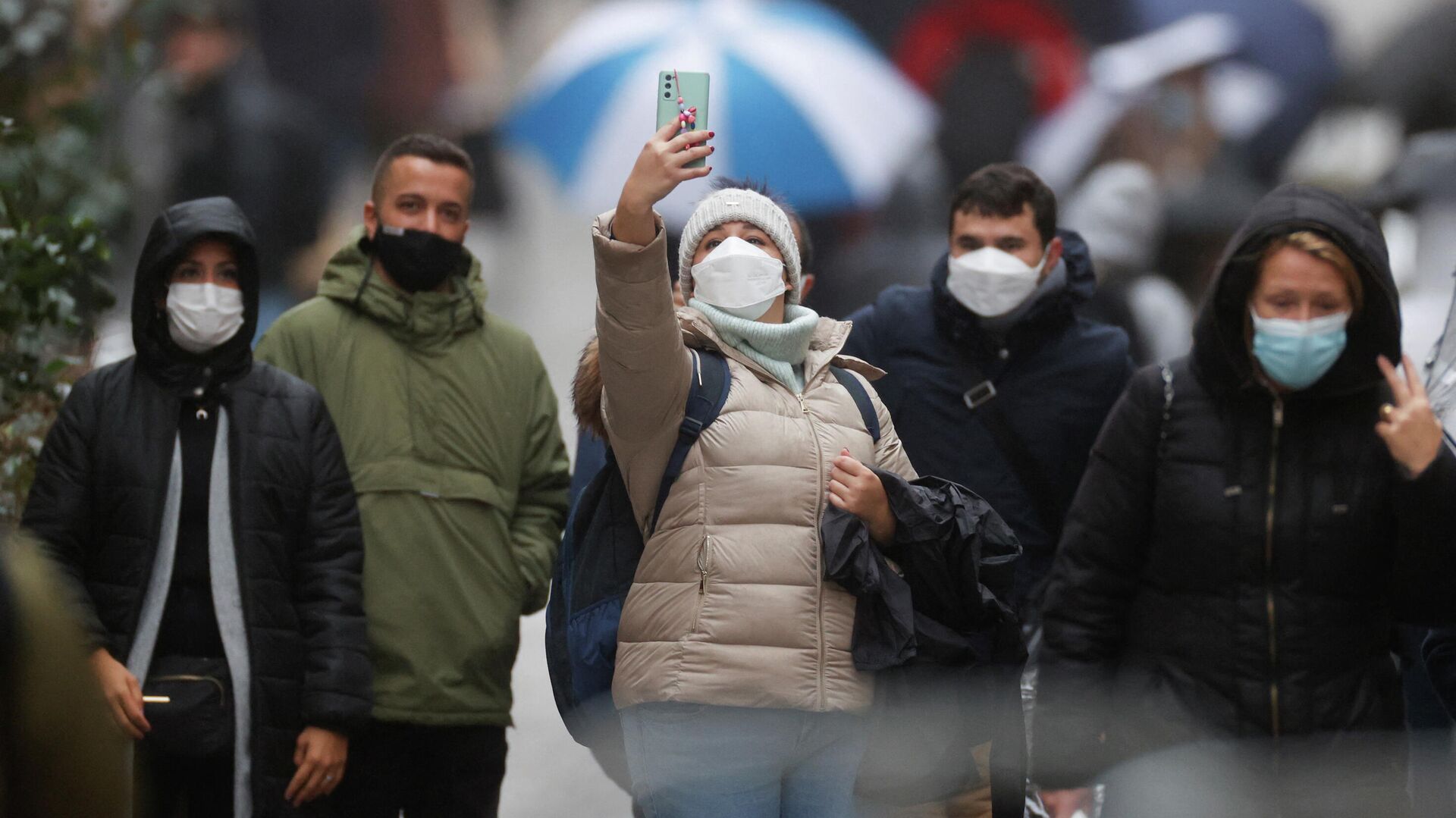 Люди в защитных масках на улице в Париже, Франция - РИА Новости, 1920, 02.01.2022