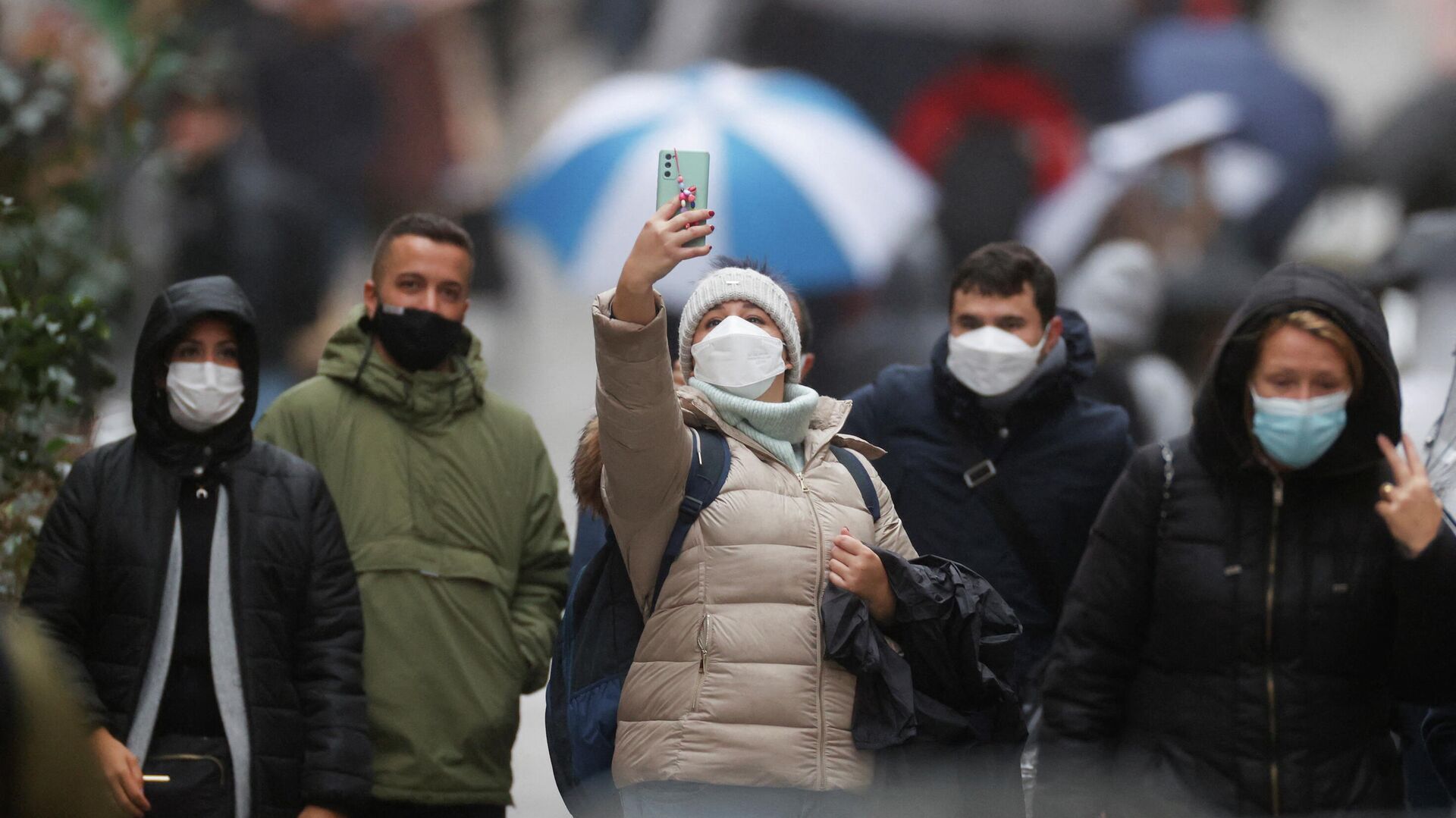 Люди в защитных масках на улице в Париже, Франция - РИА Новости, 1920, 31.01.2022