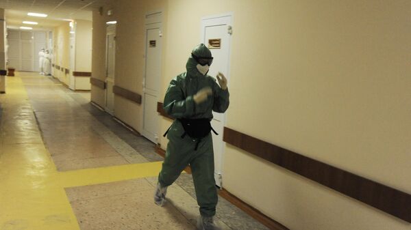 Врач в коридоре отделения для лечения пациентов с Covid-19