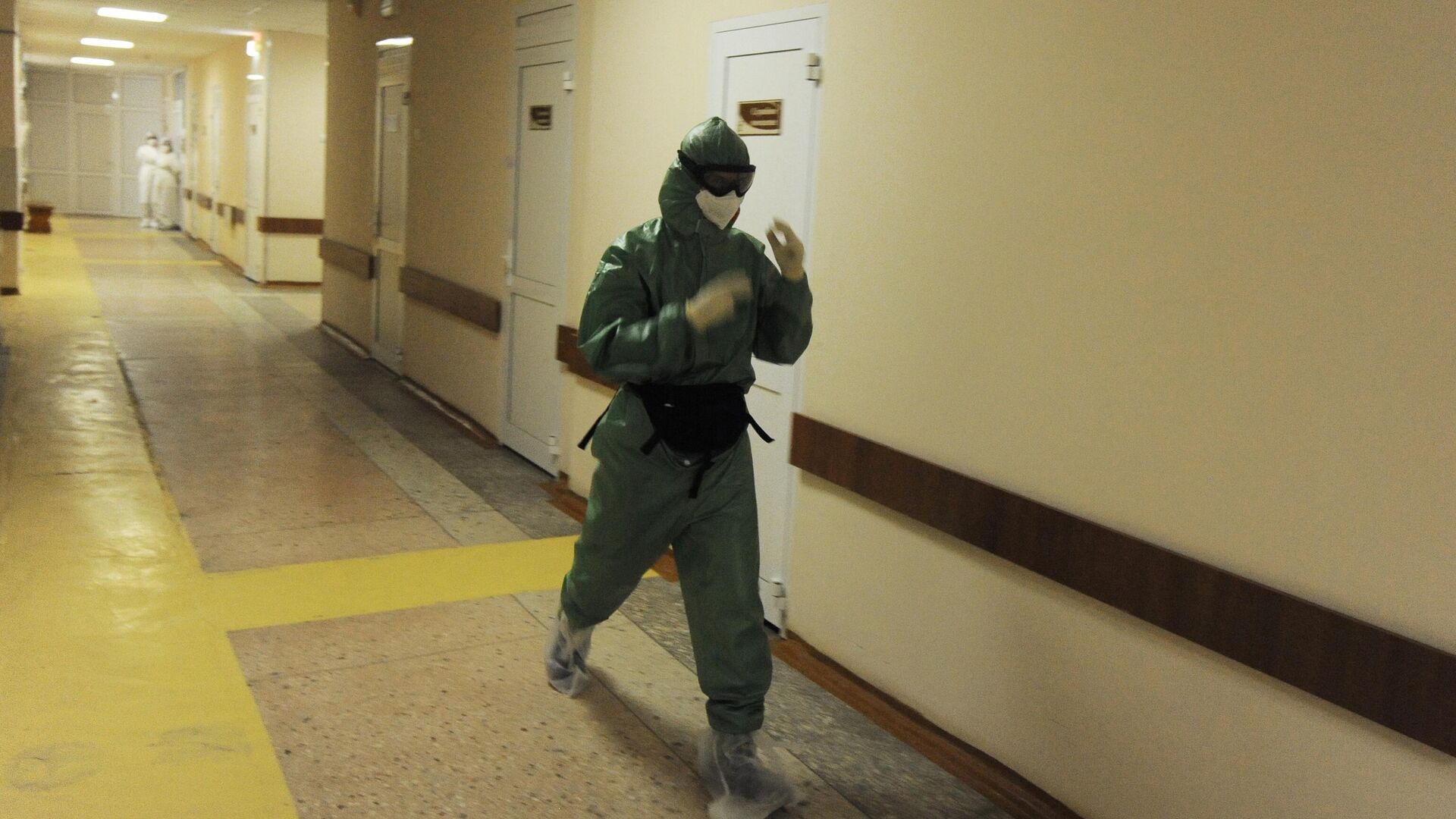 Врач в коридоре отделения для лечения пациентов с Covid-19 в больнице №2 Тамбова - РИА Новости, 1920, 11.01.2022