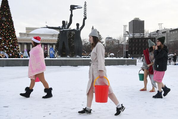 Участницы перед началом массового обливания холодной водой на площади Ленина в Новосибирске