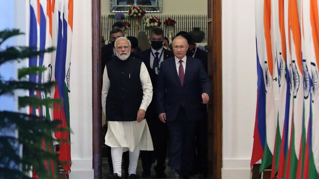 Президент РФ Владимир Путин и премьер-министр Республики Индии Нарендра Моди во время встречи в Хайдарабадском дворце в Нью-Дели.