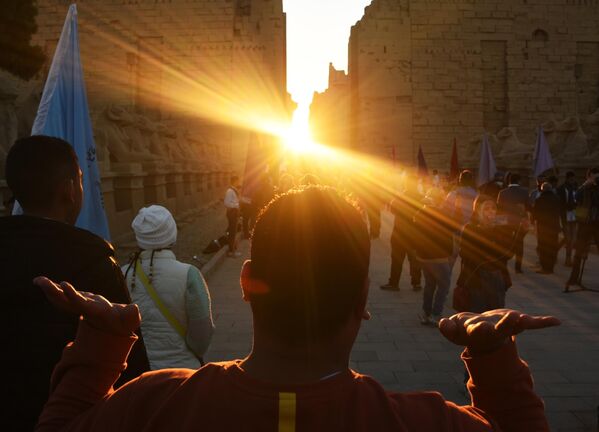 Туристы и местные жители на туристическом аттракционе Луксора в Египте в день зимнего солнцестояния, который проводится здесь во время зимнего и летнего солнцестояние уже более четырех тысяч лет