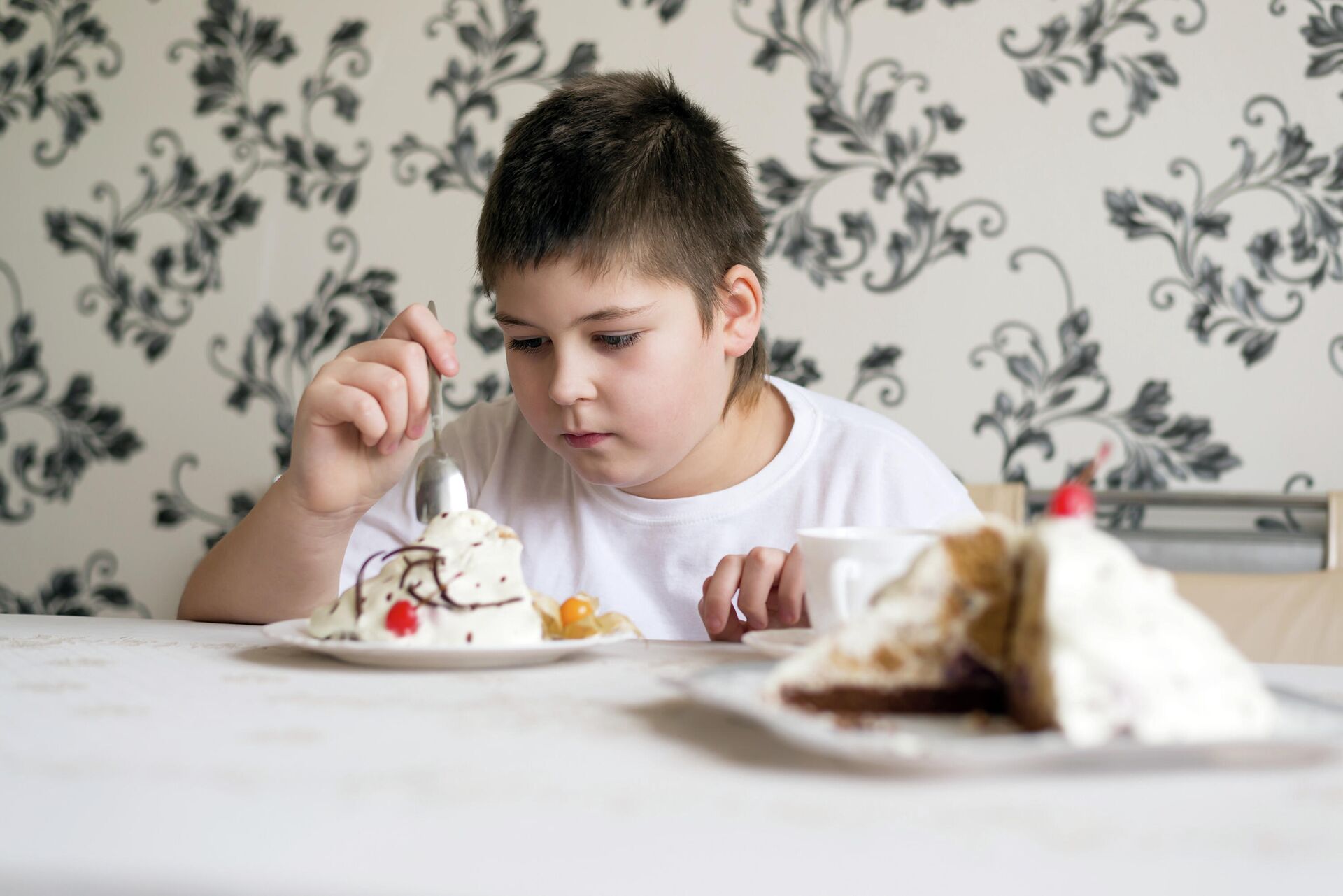 Мальчик ест торт - РИА Новости, 1920, 21.09.2022