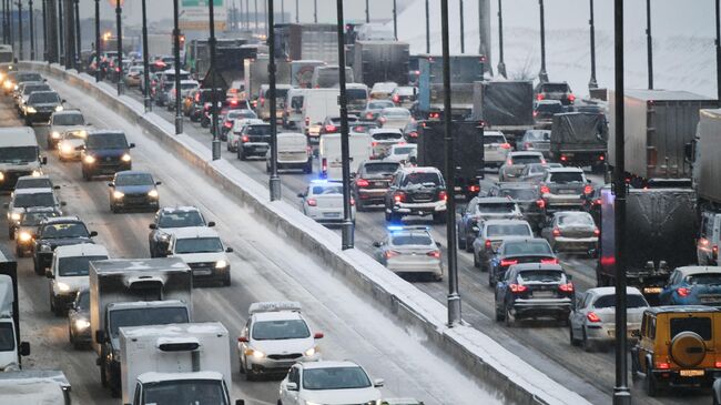 Автомобильное движение на Московской кольцевой автомобильной дороге