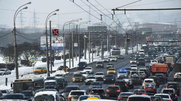 Дорожное движение на одной из улиц в Москве