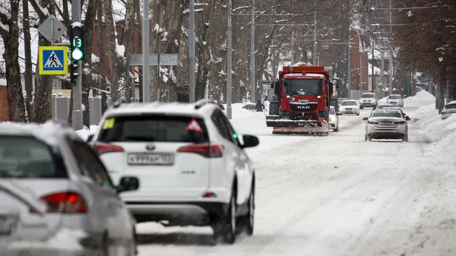 Автомобильное движение по заснеженной дороге