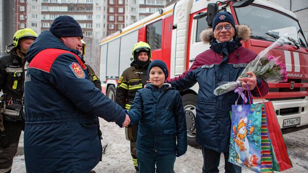 Московские пожарные и спасатели поздравили мальчика из Зеленограда с Новым годом 