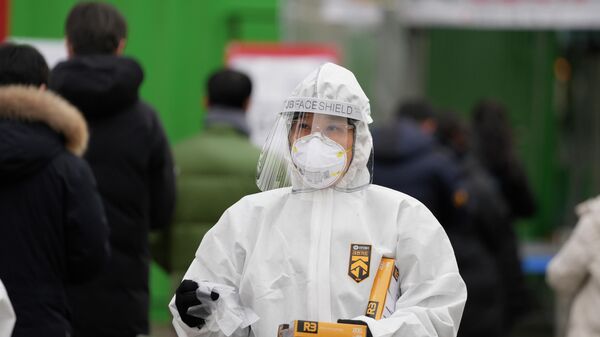 Медицинский работник во время тестирования на коронавирус в Сеуле, Южная Корея