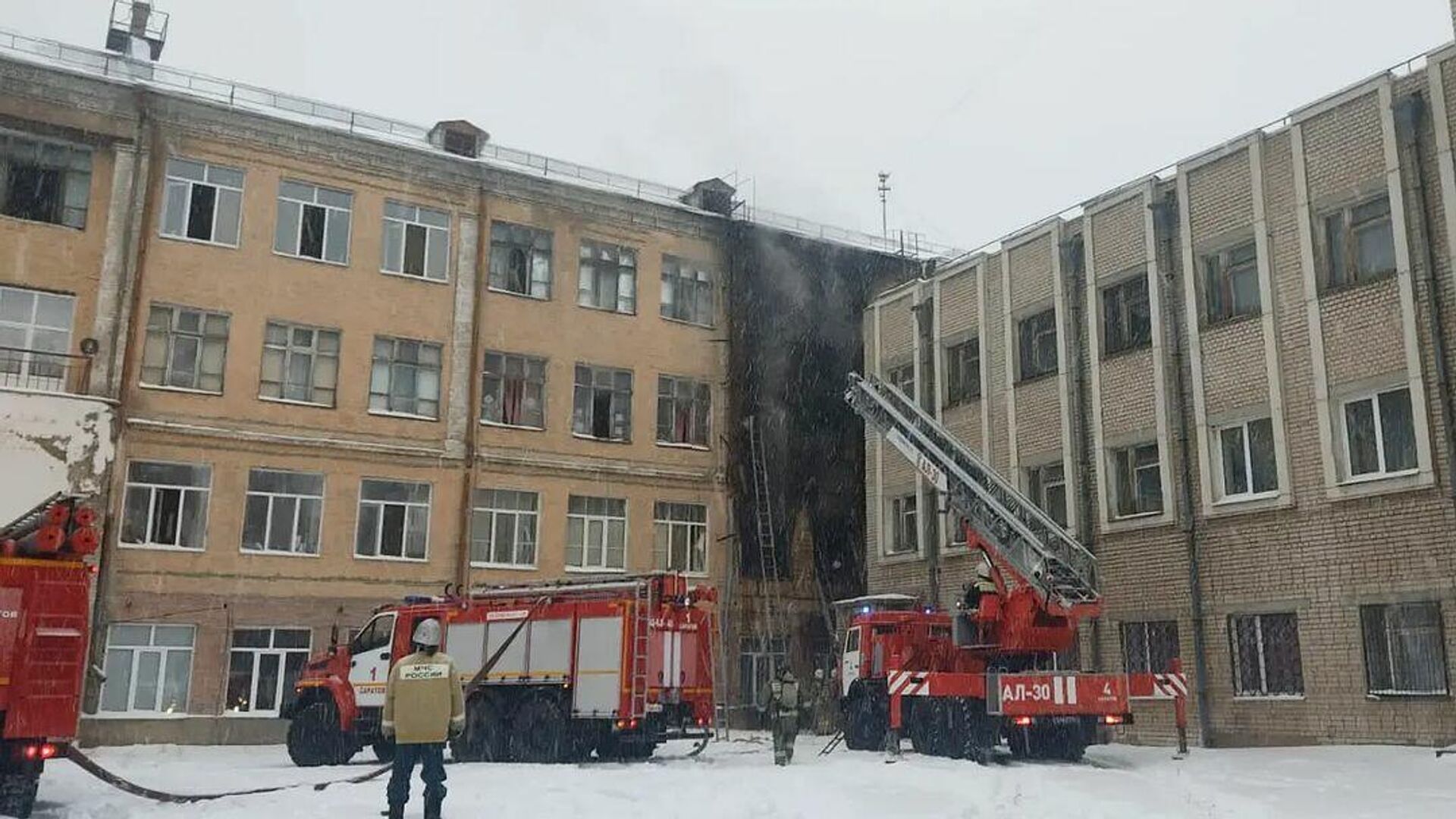 На месте пожара в школе №18 города Саратова - РИА Новости, 1920, 30.12.2021