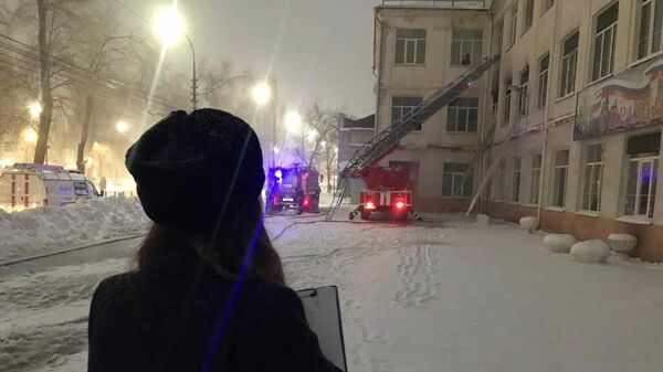 Следователь на месте пожара в школе №18 города Саратова