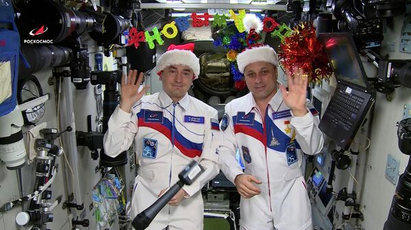 Будьте дружны и счастливы – космонавты с МКС поздравили россиян с Новым годом