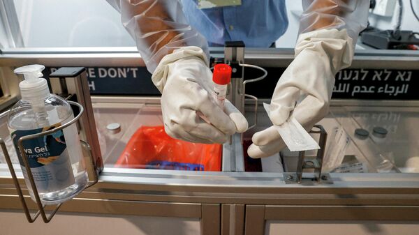 Медицинский работник в центре быстрого тестирования на коронавирус в Израиле