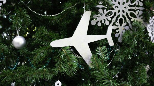 Новогодняя елка и самолет