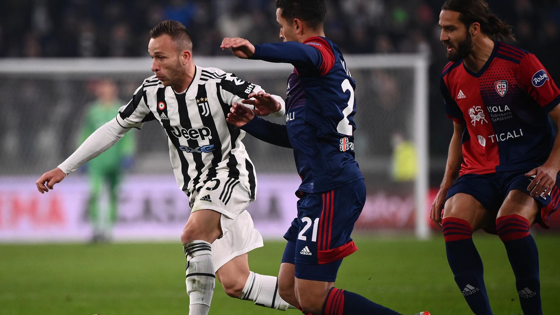 Juventus' Brazilian midfielder Arthur (L) outruns Cagliari's Uruguayan midfielder Christian Oliva during the Italian Serie A football match between Juventus and Cagliari on December 21, 2021 at the Juventus stadium in Turin. (Photo by Marco BERTORELLO / AFP) - РИА Новости, 1920, 31.12.2021