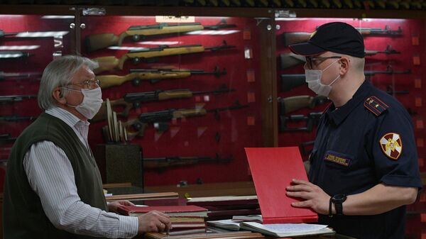 Сотрудник Росгвардии проводит проверку в оружейном магазине в Санкт-Петербурге