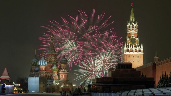Праздничный салют во время празднования Нового 2022 года в Москве