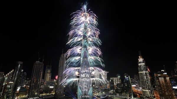 Праздничный салют во время празднования Нового 2022 года в Дубае, ОАЭ