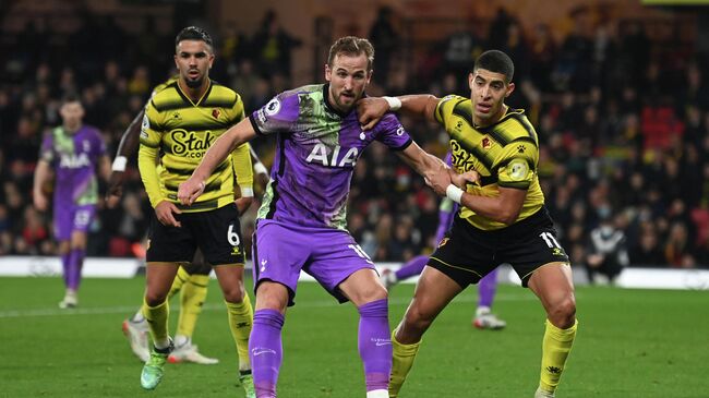 Tottenham Hotspur's English striker Harry Kane (L) vies with Watford's Moroccan-born Italian defender Adam Masina during the English Premier League football match between Watford and Tottenham Hotspur at Vicarage Road Stadium in Watford, southeast England, on January 1, 2022. (Photo by Glyn KIRK / AFP) / RESTRICTED TO EDITORIAL USE. No use with unauthorized audio, video, data, fixture lists, club/league logos or 'live' services. Online in-match use limited to 120 images. An additional 40 images may be used in extra time. No video emulation. Social media in-match use limited to 120 images. An additional 40 images may be used in extra time. No use in betting publications, games or single club/league/player publications. / 