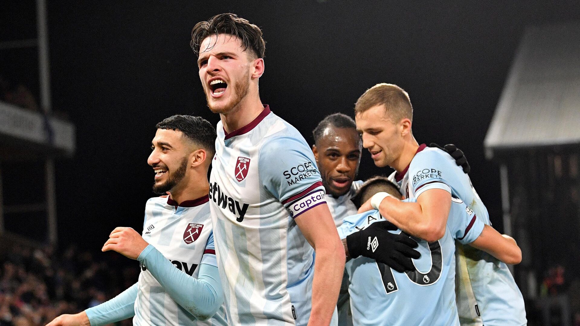 West Ham United's Argentinian midfielder Manuel Lanzini (2R) celebrates scoring his team's third goal with West Ham United's Algerian midfielder Said Benrahma (L) West Ham United's English midfielder Declan Rice (2L) and West Ham United's English midfielder Michail Antonio (C) during the English Premier League football match between Crystal Palace and West Ham United at Selhurst Park in south London on January 1, 2022. (Photo by JUSTIN TALLIS / AFP) / RESTRICTED TO EDITORIAL USE. No use with unauthorized audio, video, data, fixture lists, club/league logos or 'live' services. Online in-match use limited to 120 images. An additional 40 images may be used in extra time. No video emulation. Social media in-match use limited to 120 images. An additional 40 images may be used in extra time. No use in betting publications, games or single club/league/player publications. /  - РИА Новости, 1920, 01.01.2022