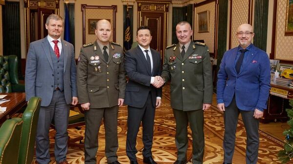 Министр обороны Украины Алексей Резников (крайний справа)