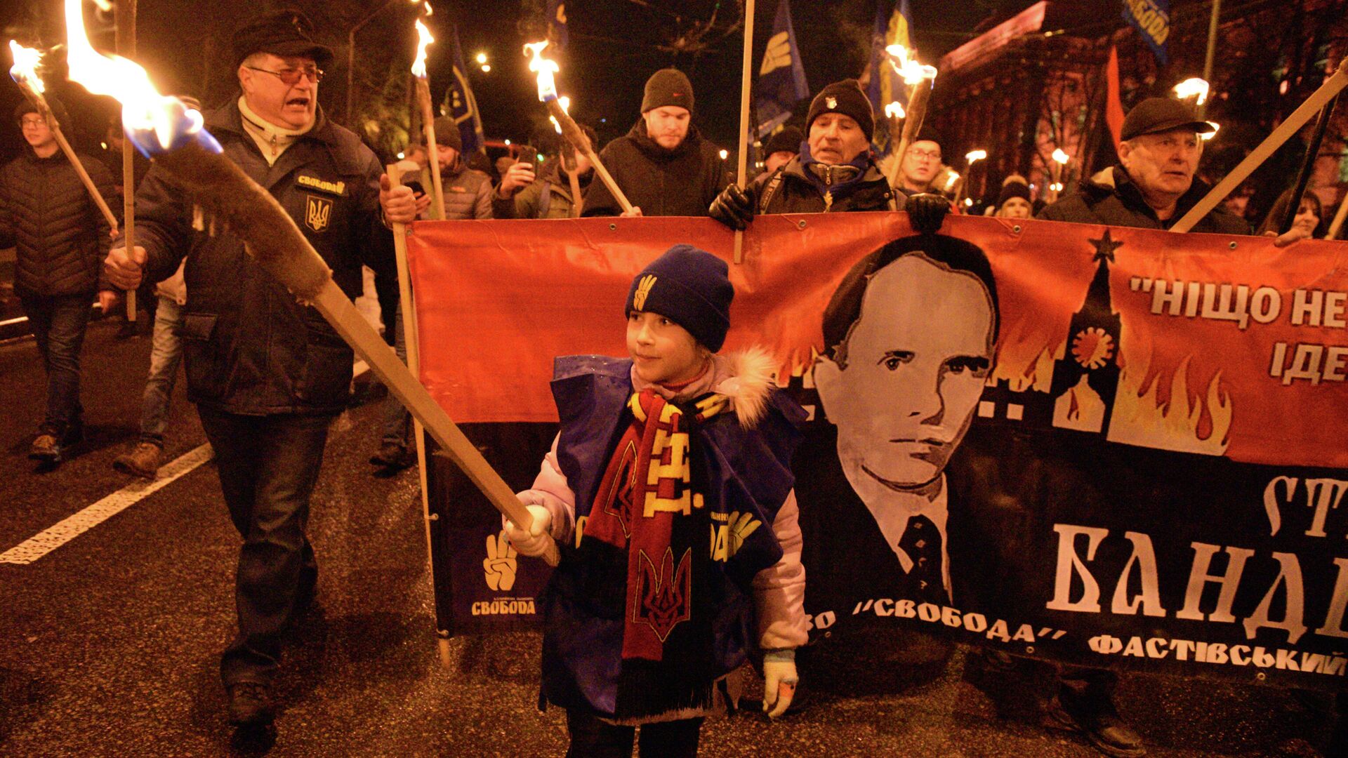 Участники традиционного ежегодного факельного шествия по случаю дня рождения Степана Бандеры в центре Киева - РИА Новости, 1920, 02.01.2022
