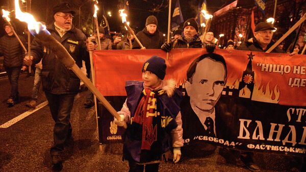 Участники традиционного ежегодного факельного шествия по случаю дня рождения Степана Бандеры в центре Киева