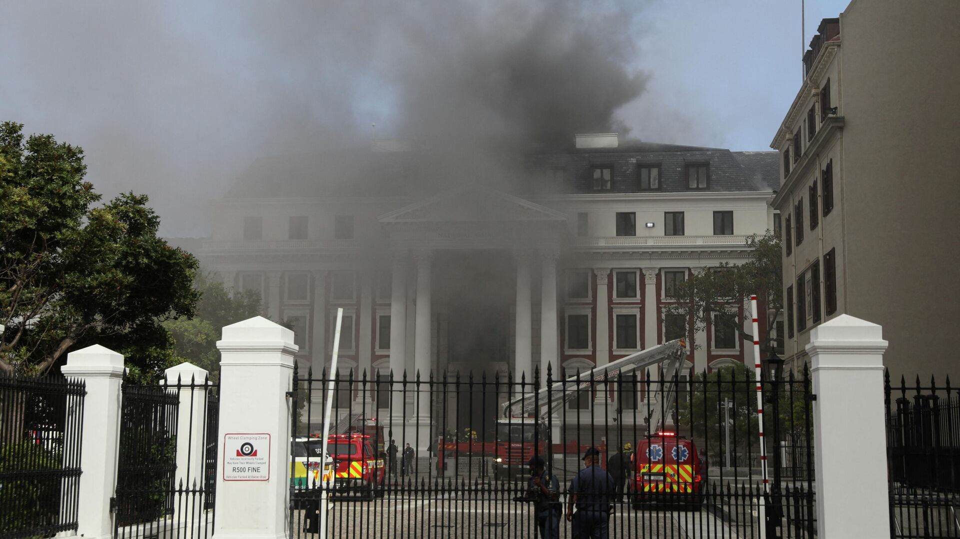 Пожар в здании парламента ЮАР в Кейптауне  - РИА Новости, 1920, 02.01.2022