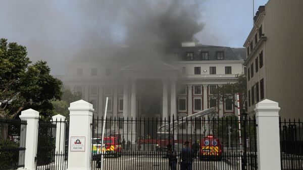 Пожар в здании парламента ЮАР в Кейптауне 