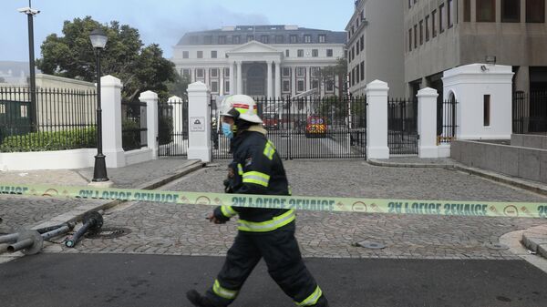 Пожар в здании парламента ЮАР в Кейптауне 