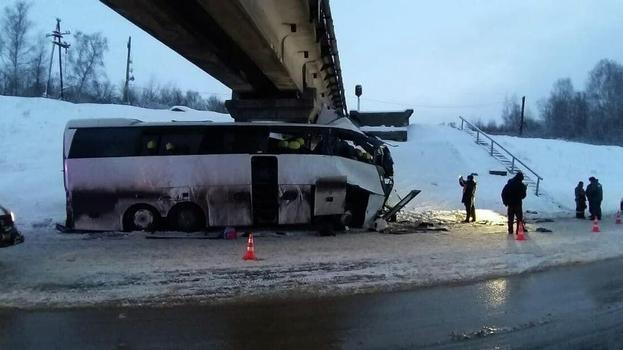 На месте <b>ДТП</b> с участием рейсового автобуса, который врезался в опору железн...